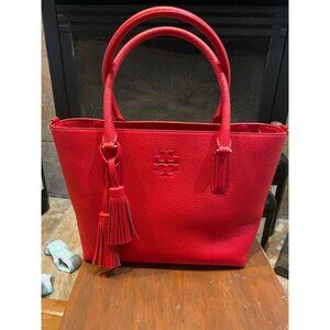B200 - NWT  Tory Burch Thea Small Convertible Tote bag in red pebbled leather